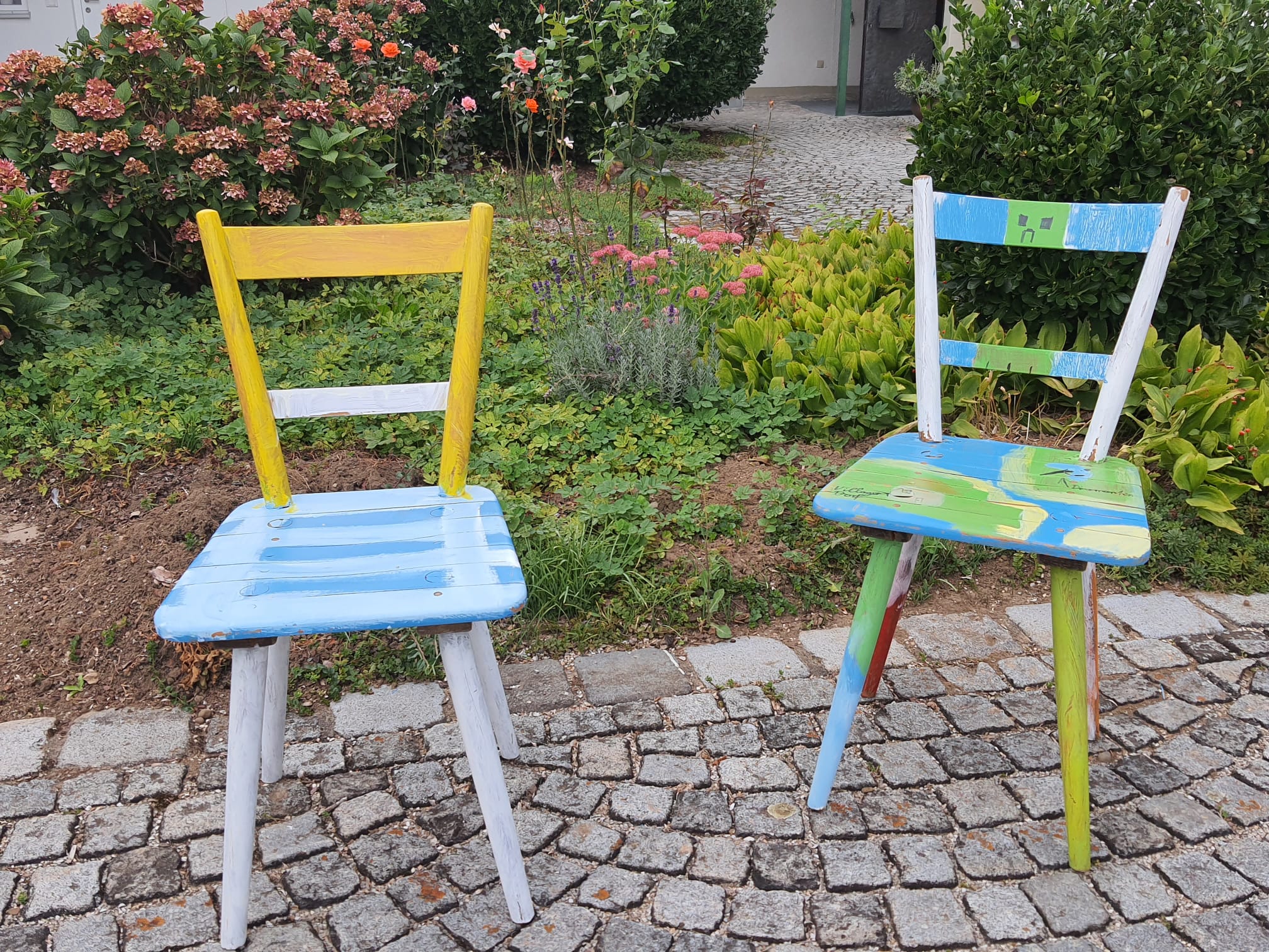 Was haben die bunten Stühle zu bedeuten?