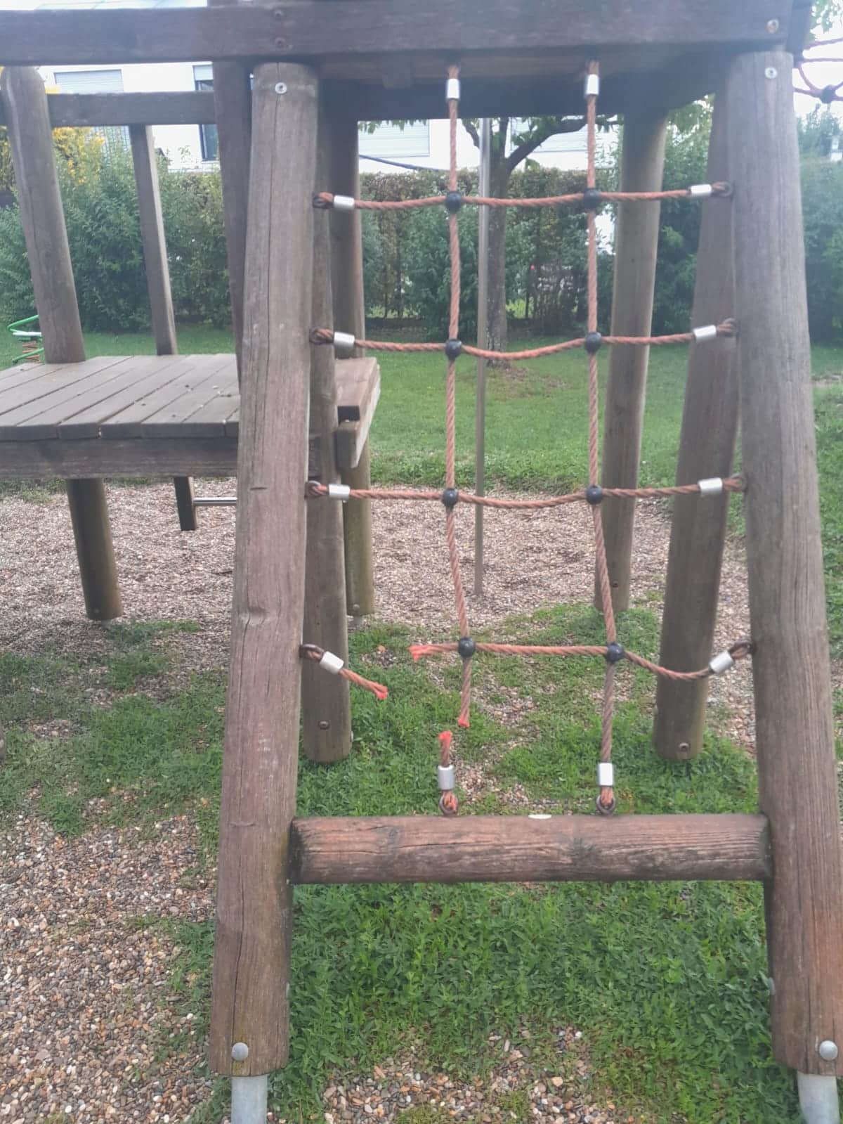 Um Hinweise zur Sachbeschädigung am Spielplatz Enzianstraße wird gebeten!