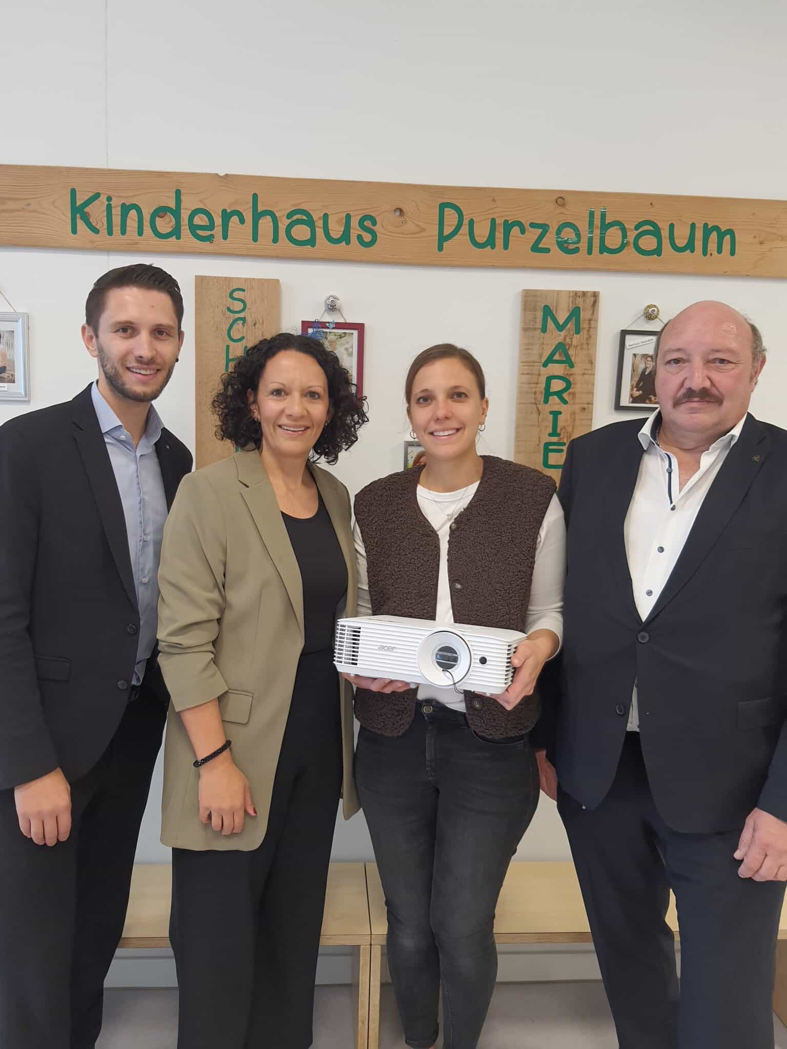 Das Kinderhaus Purzelbaum freut sich über die Spende der VR-Bank